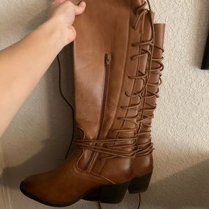 Knee-high lace up boots with small heel